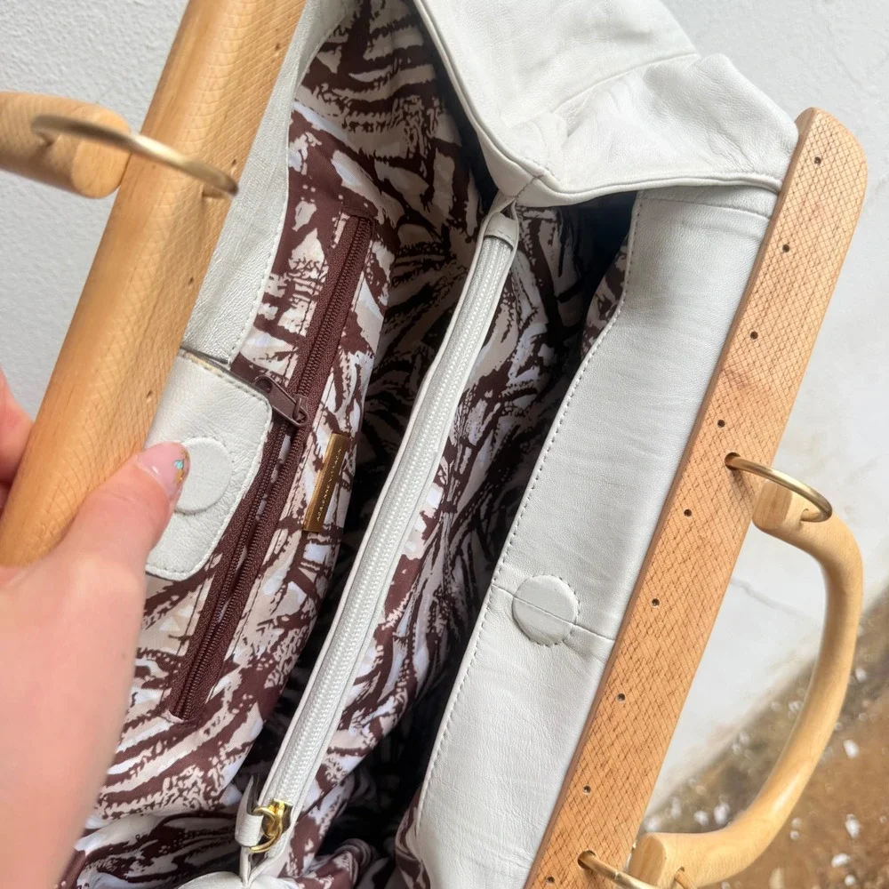 Vtg Adrienne Vittadini Leather Handbag Wood Handle Frame Bag White Vintage Purse - Image 2